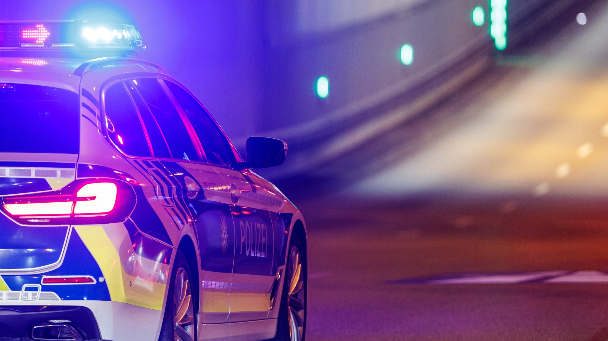 Polizeiauto mit eingeschaltetem Blaulicht