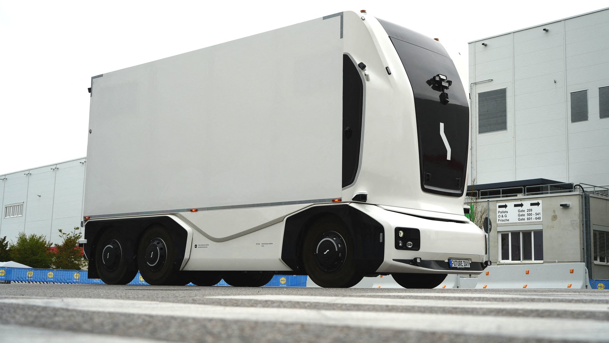 Ein autonomer Lkw auf einer Straße in einem Testgelände. | Bild: picture alliance/dpa | Felix Kirberg Ein autonomer Lkw auf einer Straße in einem Testgelände.