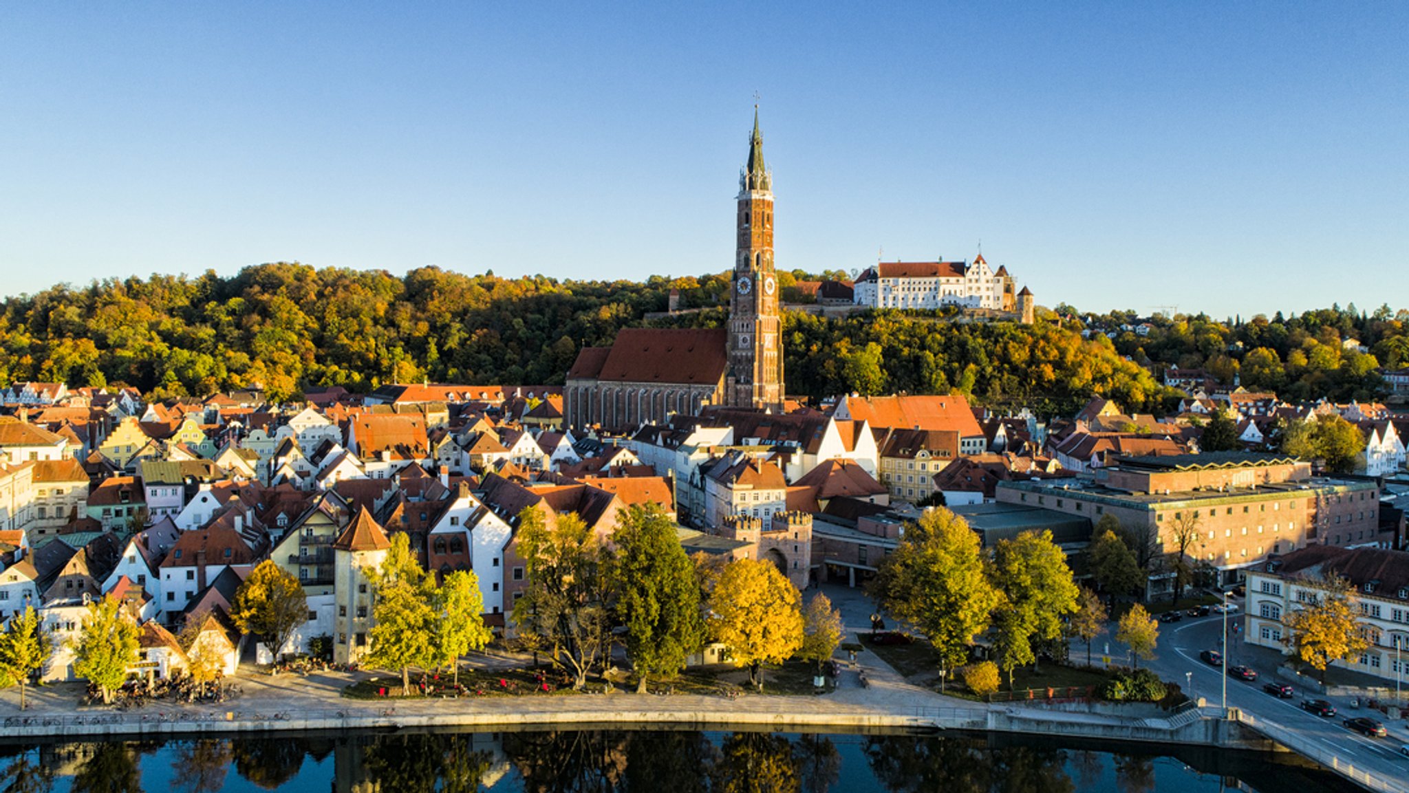 Panorama der Stadt Landshut, im Hintergrund die Burg Trausnitz.