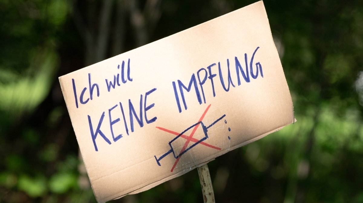 Ein Schild mit der Aufschrift «Ich will keine Impfung» steht am Rande einer Kundgebung (Symbolbild)
