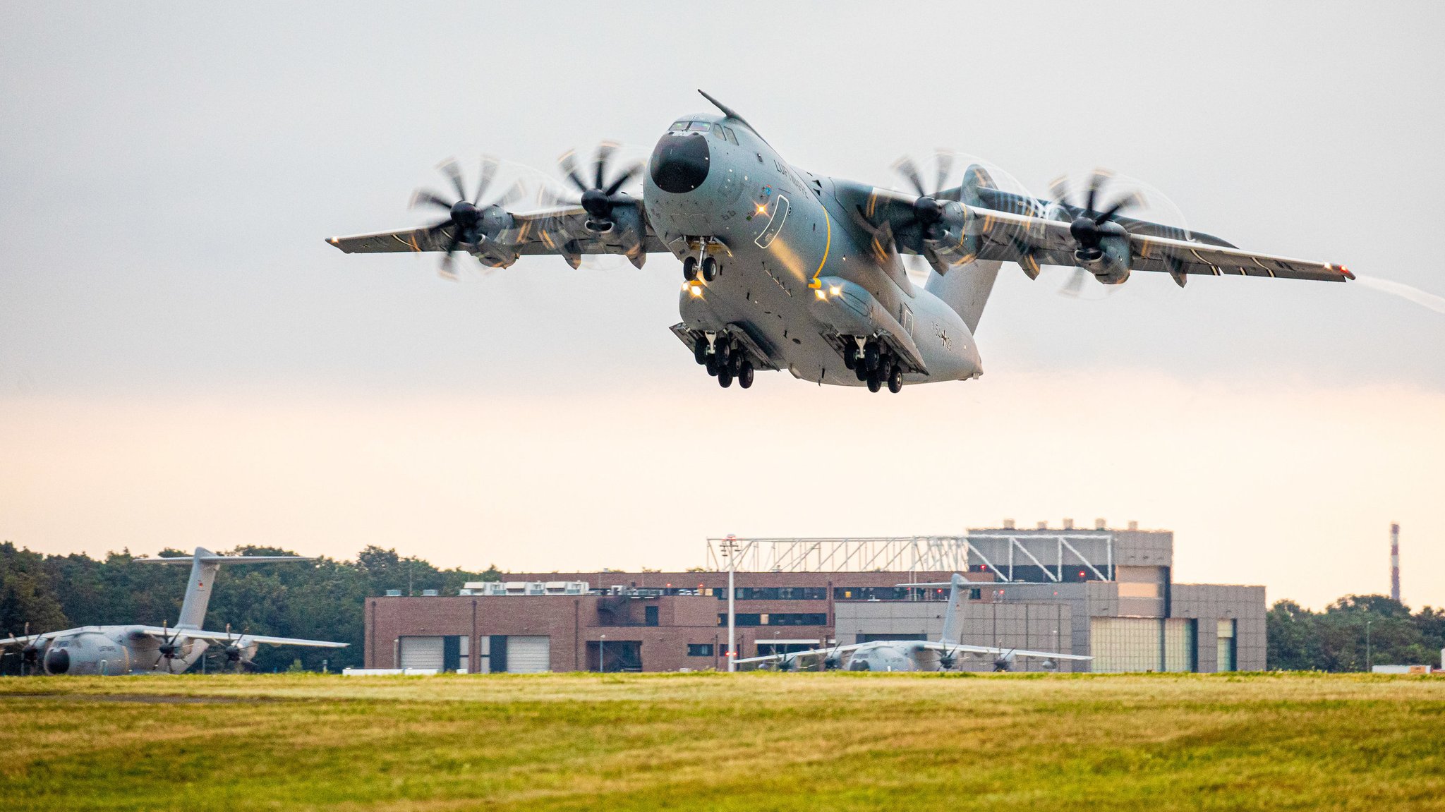 Die Evakuierung deutscher Staatsbürger aus Afghanistan hat begonnen. Die Bundeswehr ist mit einem ersten Transportflugzeug nach Afghanistan aufgebrochen.