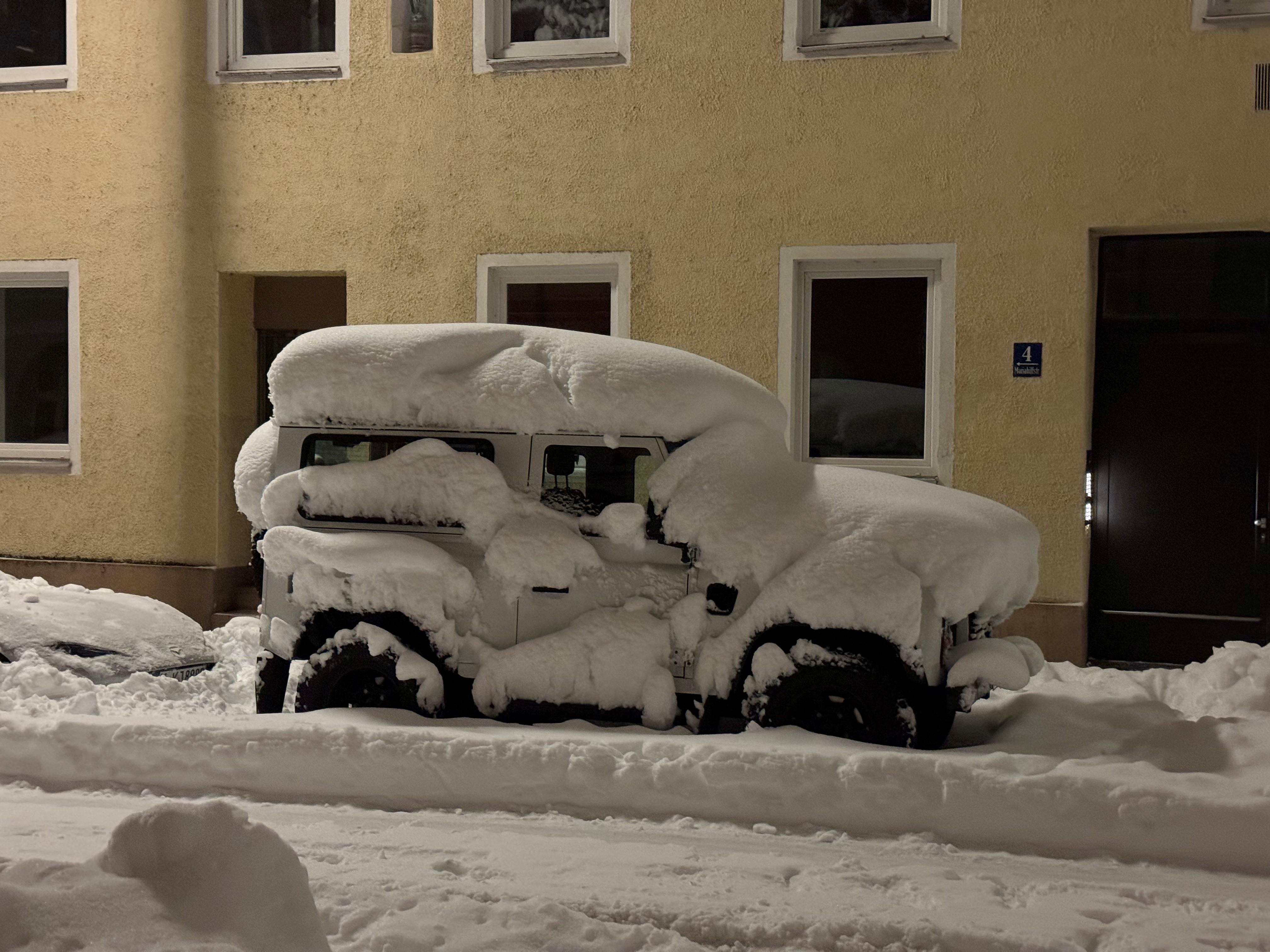 Parkendes, zugeschneites Auto