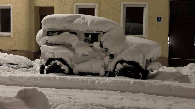 Parkendes, zugeschneites Auto | Bild: Dominik Einzel Parkendes, zugeschneites Auto