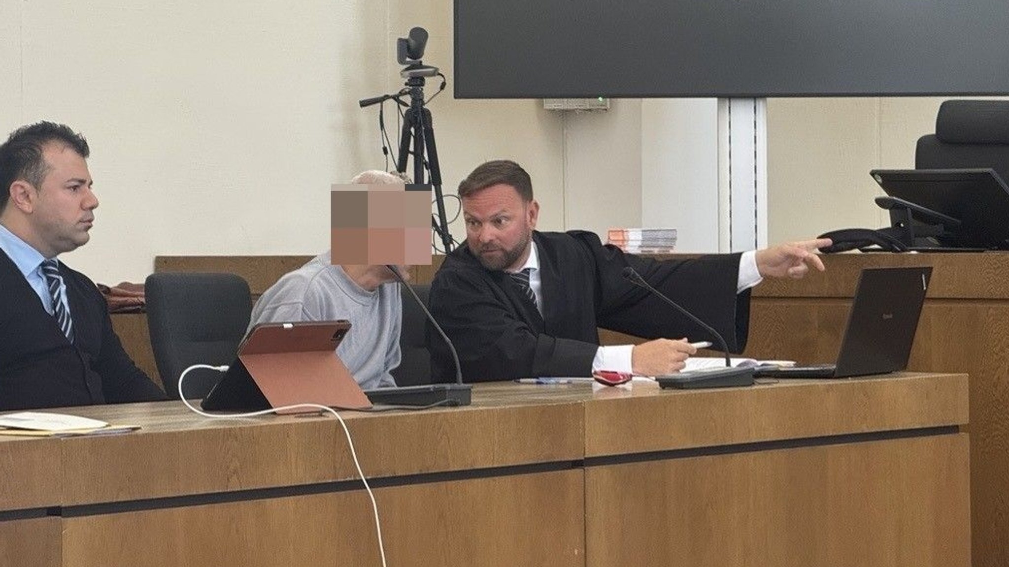 Der Mann, der im vergangenen Juni in Passau seine Frau und Tochter sowie weitere Menschen mit dem Auto angefahren hat, steht jetzt vor Gericht. | Bild: BR/ Caroline Eichhorn Der Mann, der im vergangenen Juni in Passau seine Frau und Tochter sowie weitere Menschen mit dem Auto angefahren hat, steht jetzt vor Gericht.