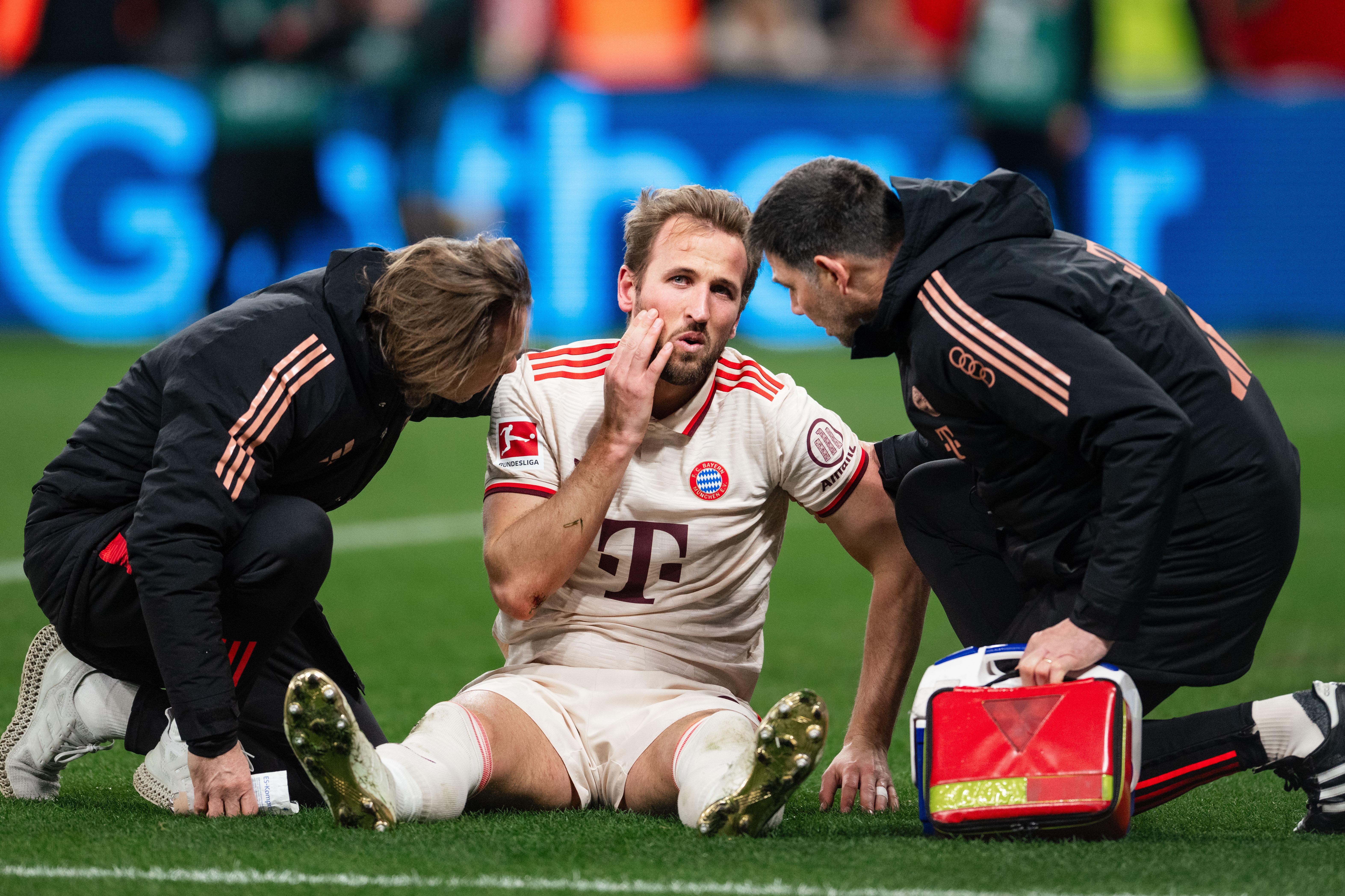Harry Kane liegt in Leverkusen am Boden und wird behandelt