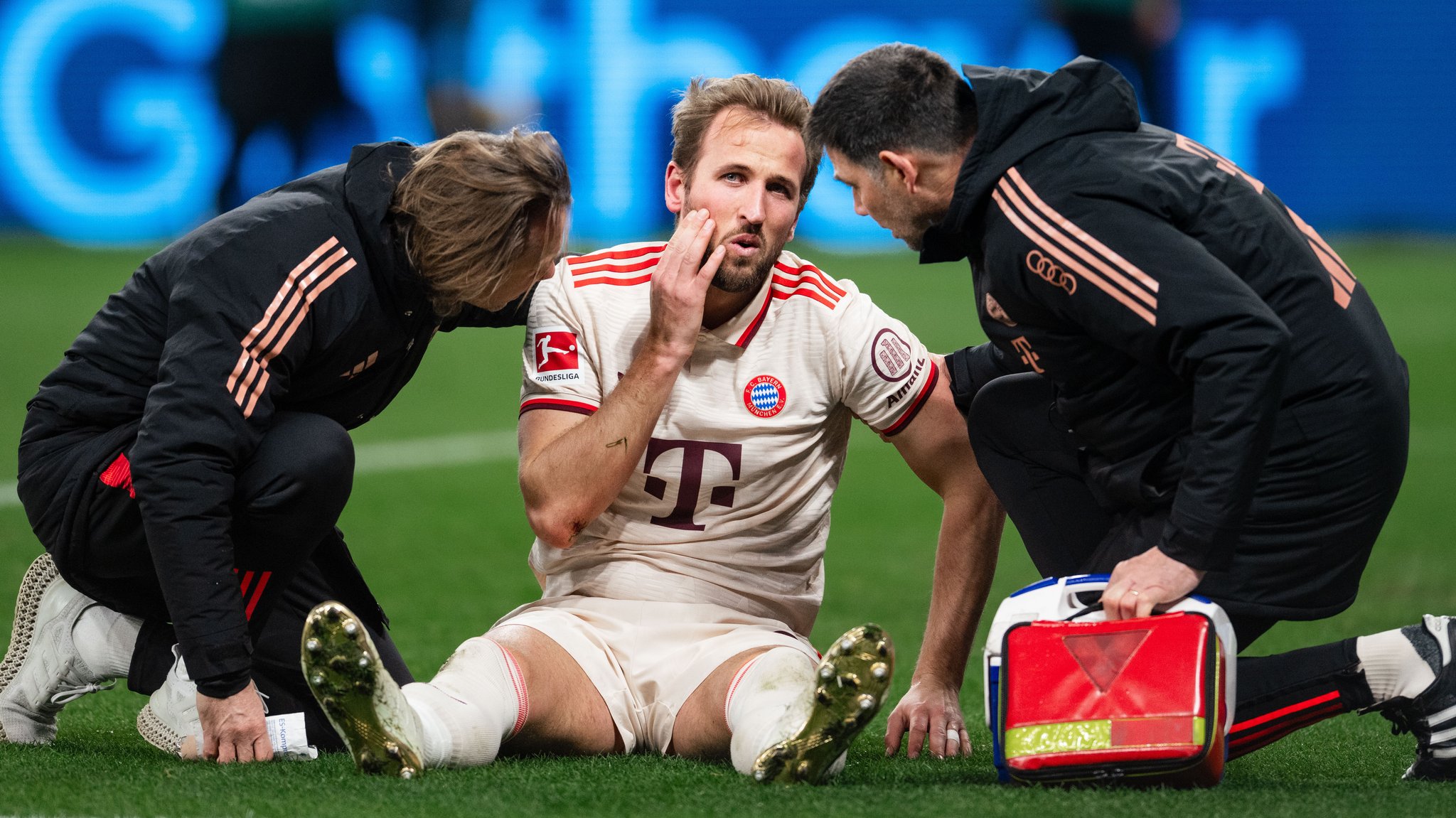 Harry Kane liegt in Leverkusen am Boden und wird behandelt