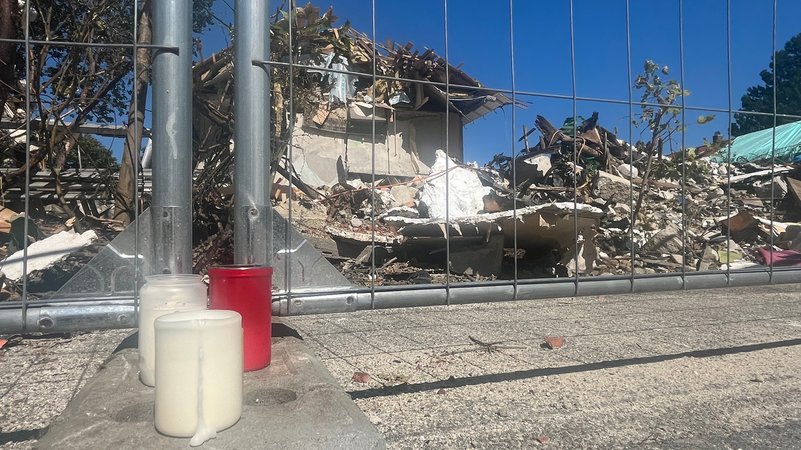 Drei Grablichter für den getöteten 17-Jährigen stehen an einem Bauzaun vor dem explodierten Haus in Memmingen. | Bild: BR / Katharina Reichart Drei Grablichter für den getöteten 17-Jährigen stehen an einem Bauzaun vor dem explodierten Haus in Memmingen.