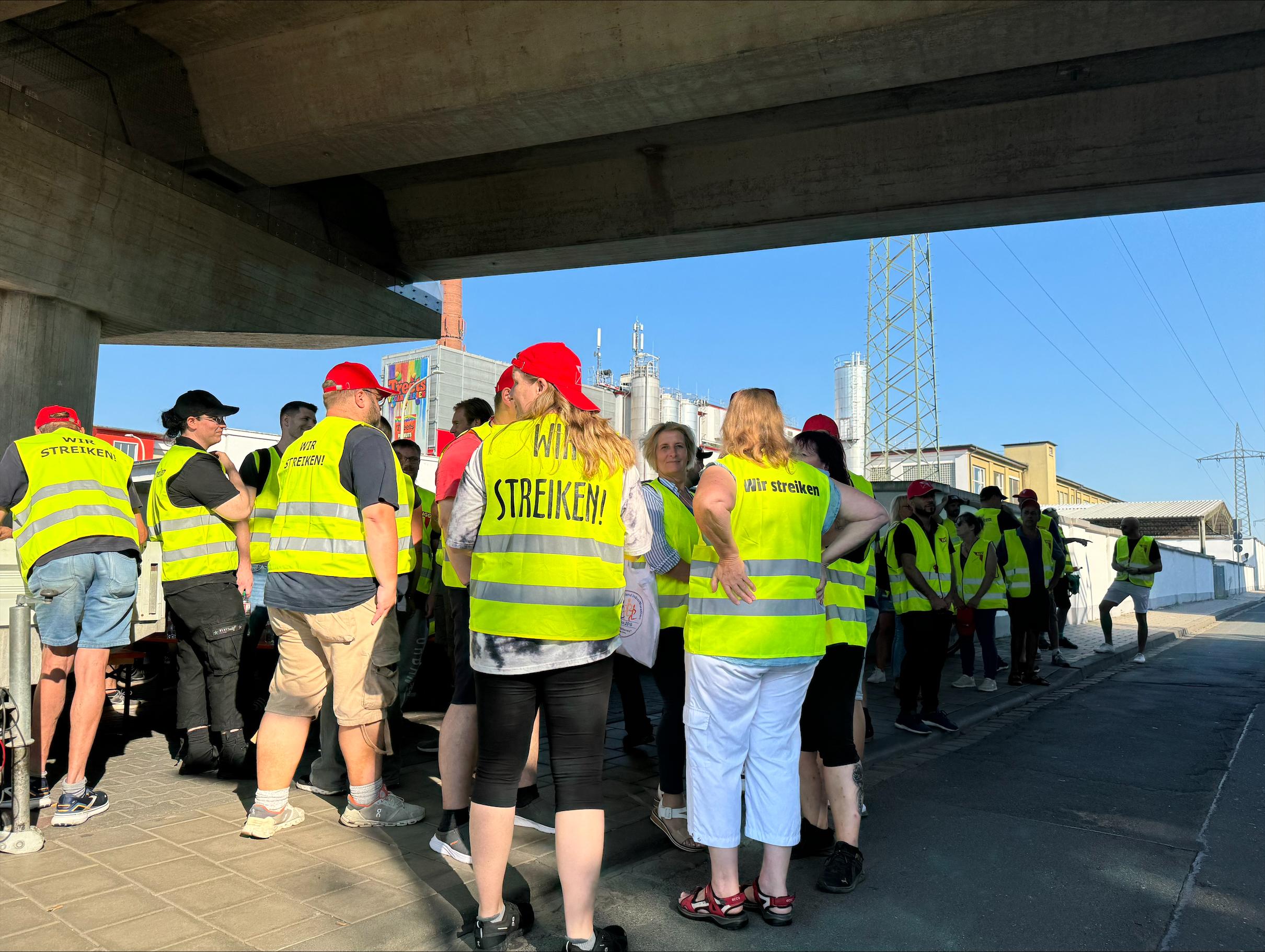 Streikende vor dem Piasten-Werk in Forchheim