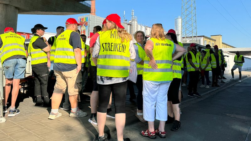 Streikende vor dem Piasten-Werk in Forchheim | Bild: BR/Bettina van Recum Streikende vor dem Piasten-Werk in Forchheim