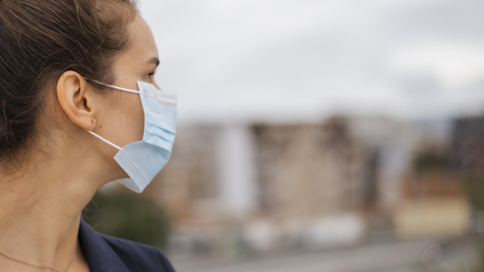 (Symbolbild) Eine Frau trägt eine medizinische Schutzmaske gegen eine Virusinfektion. | Bild: picture alliance / imageBROKER | Oleksandr Latkun (Symbolbild) Eine Frau trägt eine medizinische Schutzmaske gegen eine Virusinfektion.