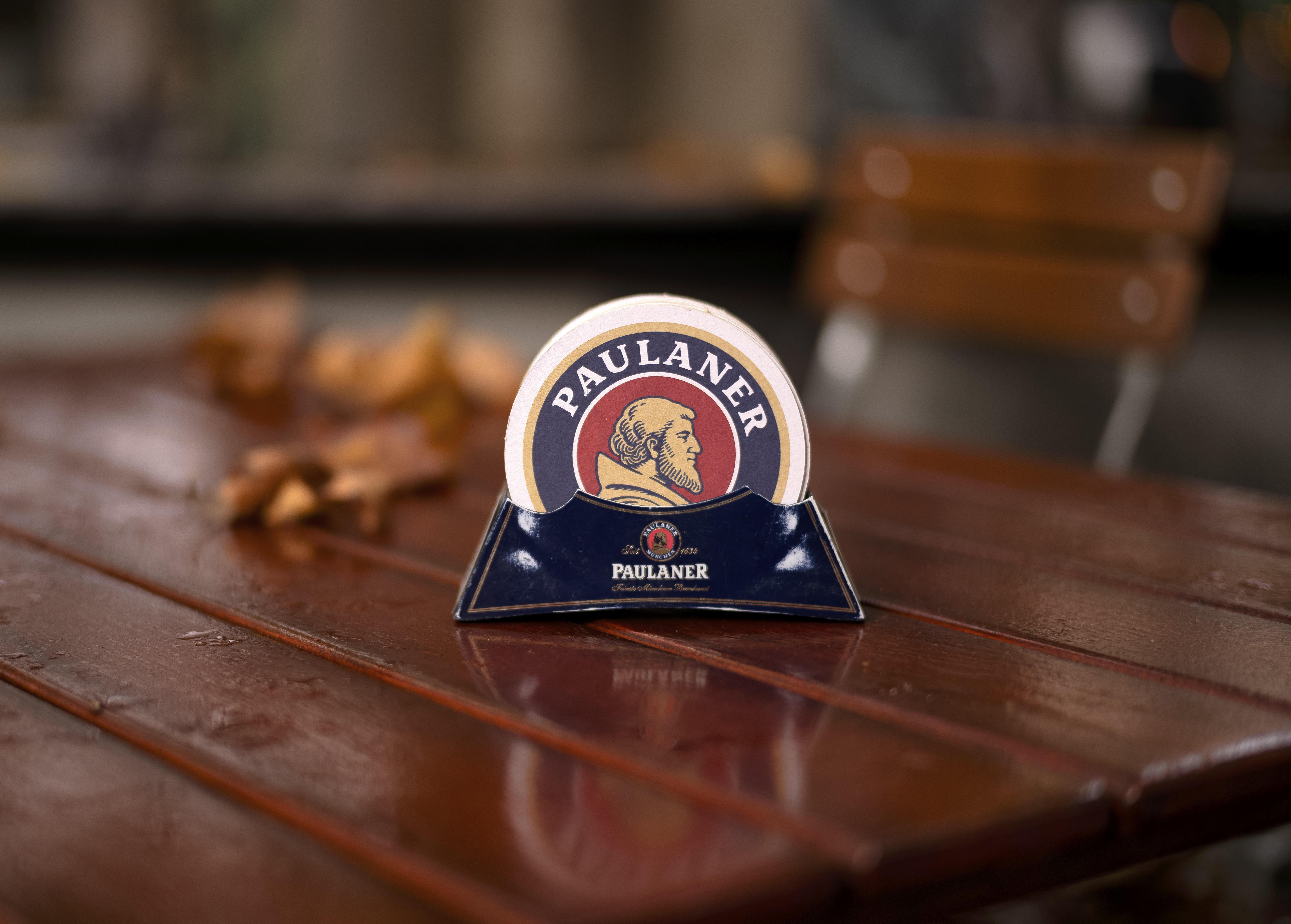 Bierdeckel der Paulaner- Brauerei in einem Biergarten am alten Postplatz in München im Herbst.