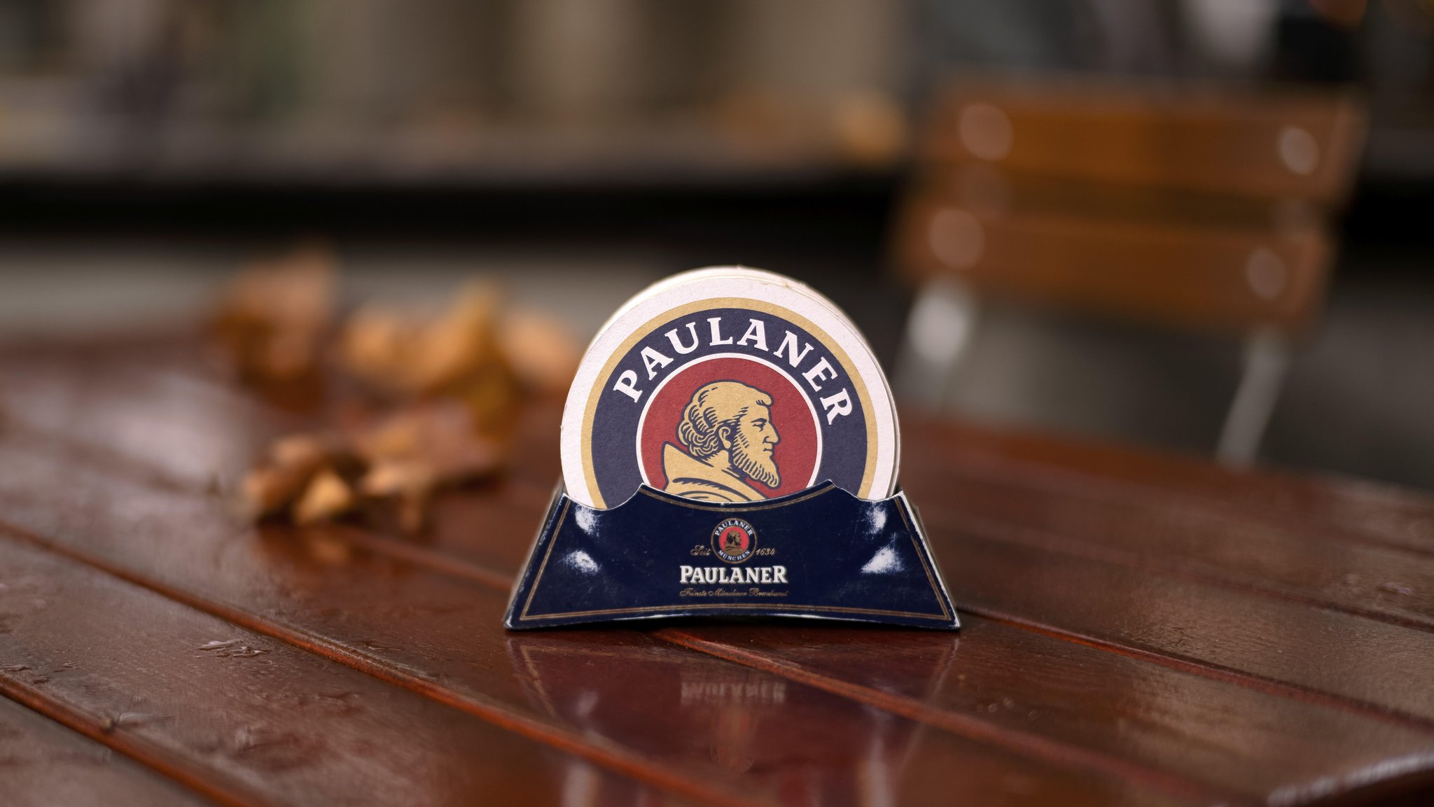 Bierdeckel der Paulaner- Brauerei in einem Biergarten am alten Postplatz in München im Herbst. | Bild: pa/ imageBROKER | Michael Weber Bierdeckel der Paulaner- Brauerei in einem Biergarten am alten Postplatz in München im Herbst.