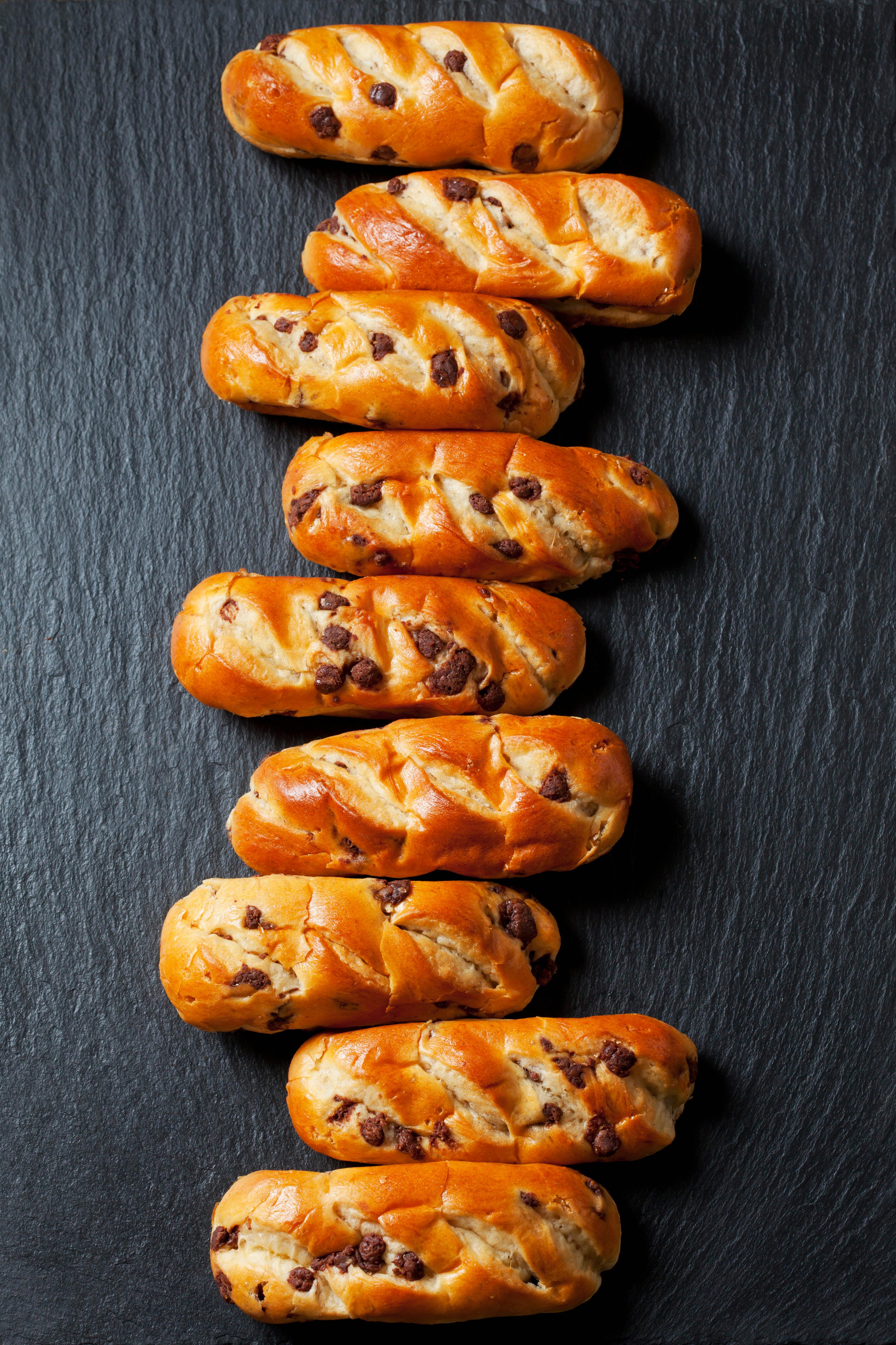 Schokomilchbrötchen auf einer schwarzen Schieferplatte