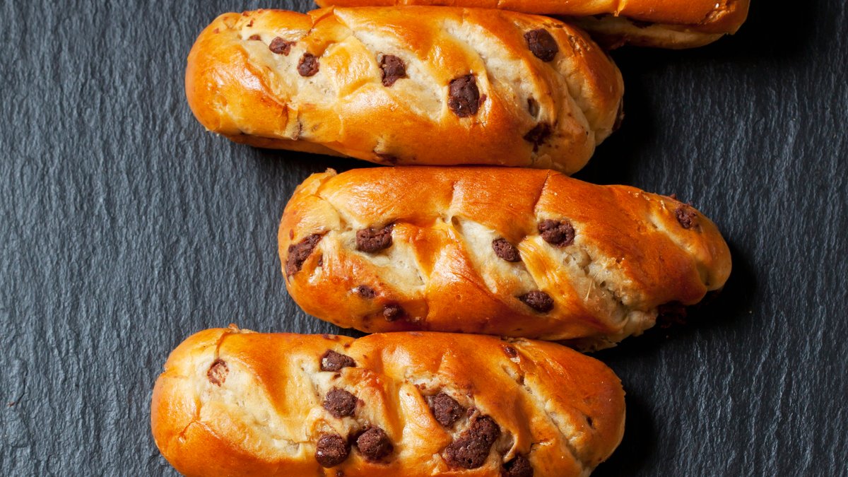 Schokomilchbrötchen auf einer schwarzen Schieferplatte | Bild: picture alliance / CSH/Shotshop | CSH Schokomilchbrötchen auf einer schwarzen Schieferplatte