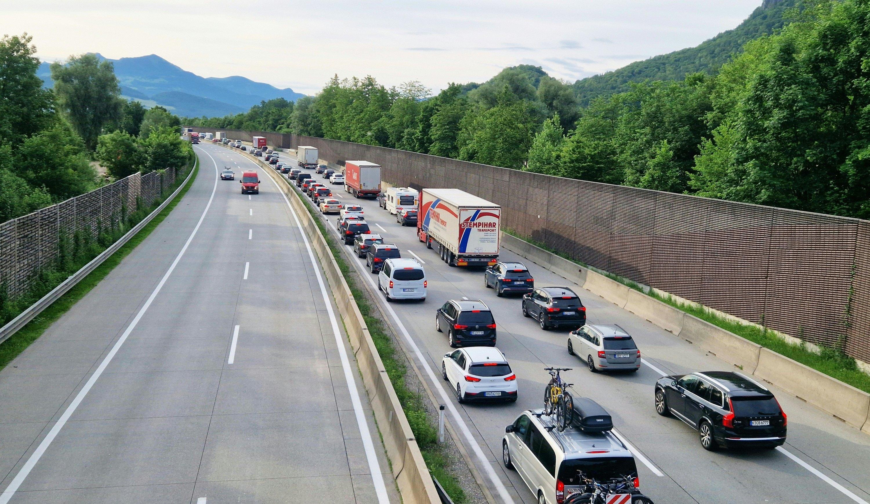 Auf der Tauernautobahn A10 bei Glanegg im österreichischen Bundesland Salzburg staut sich der Pfingstreiseverkehr.
