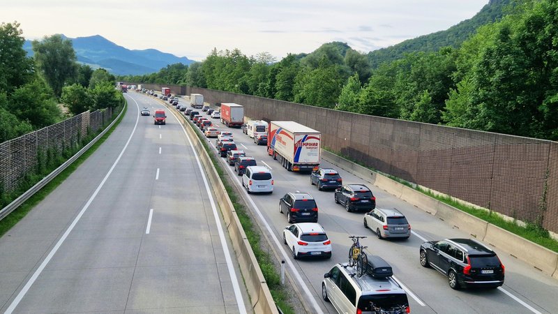Auf der Tauernautobahn A10 bei Glanegg im österreichischen Bundesland Salzburg staut sich der Pfingstreiseverkehr. | Bild: dpa-Bildfunk/Bernhard Niederhauser Auf der Tauernautobahn A10 bei Glanegg im österreichischen Bundesland Salzburg staut sich der Pfingstreiseverkehr.