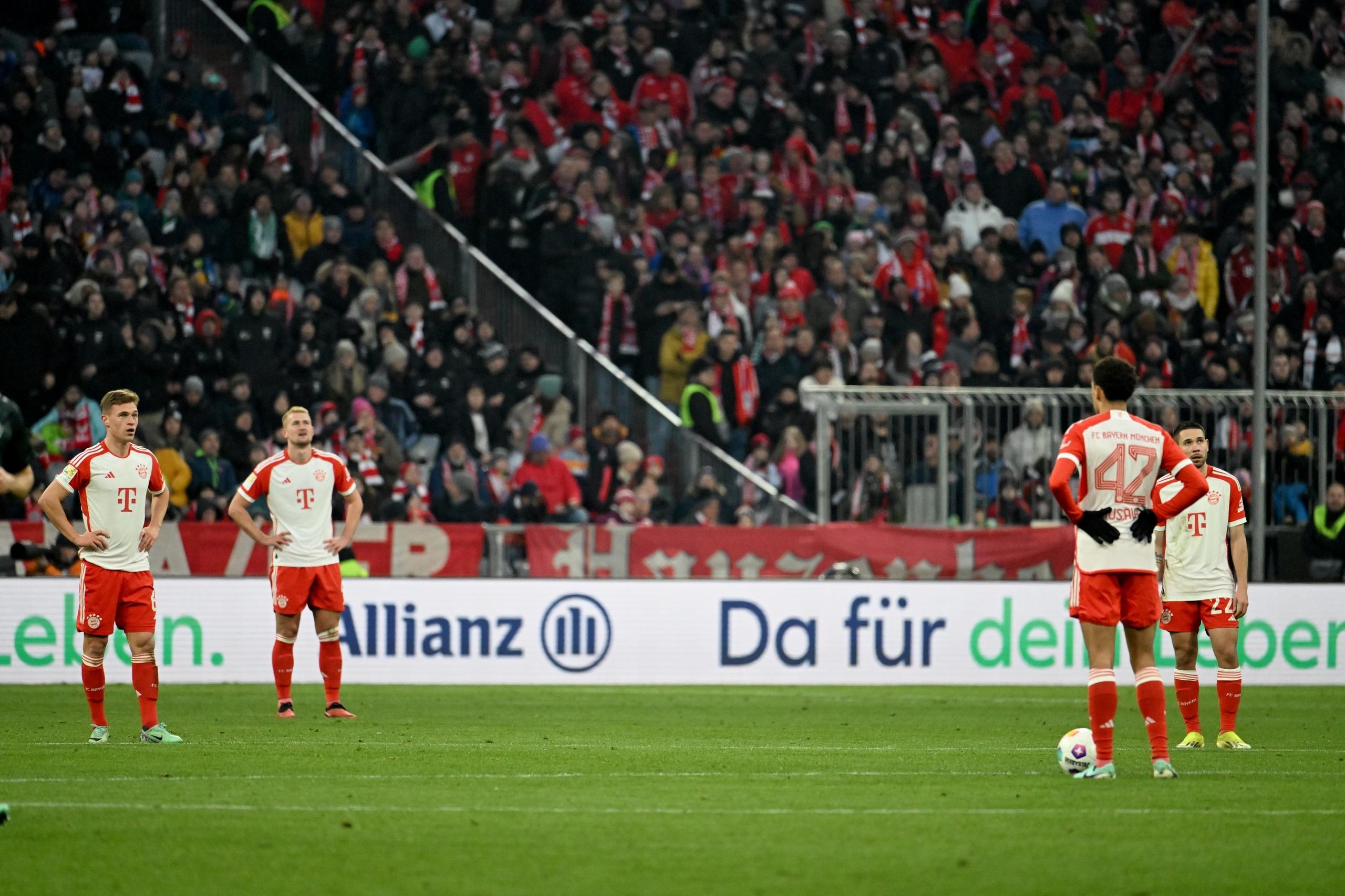 FC-Bayern-Spieler nach dem 0:1-Gegentor am Anstoßkreis | Bild:picture-alliance/dpa