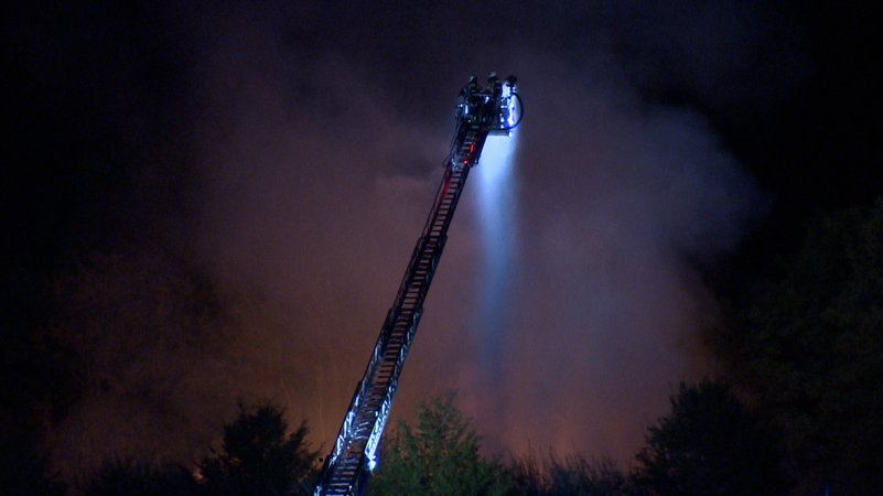 Aufnahme von den Löscharbeiten in der Nacht. | Bild: Willi Winklmeier Aufnahme von den Löscharbeiten in der Nacht.