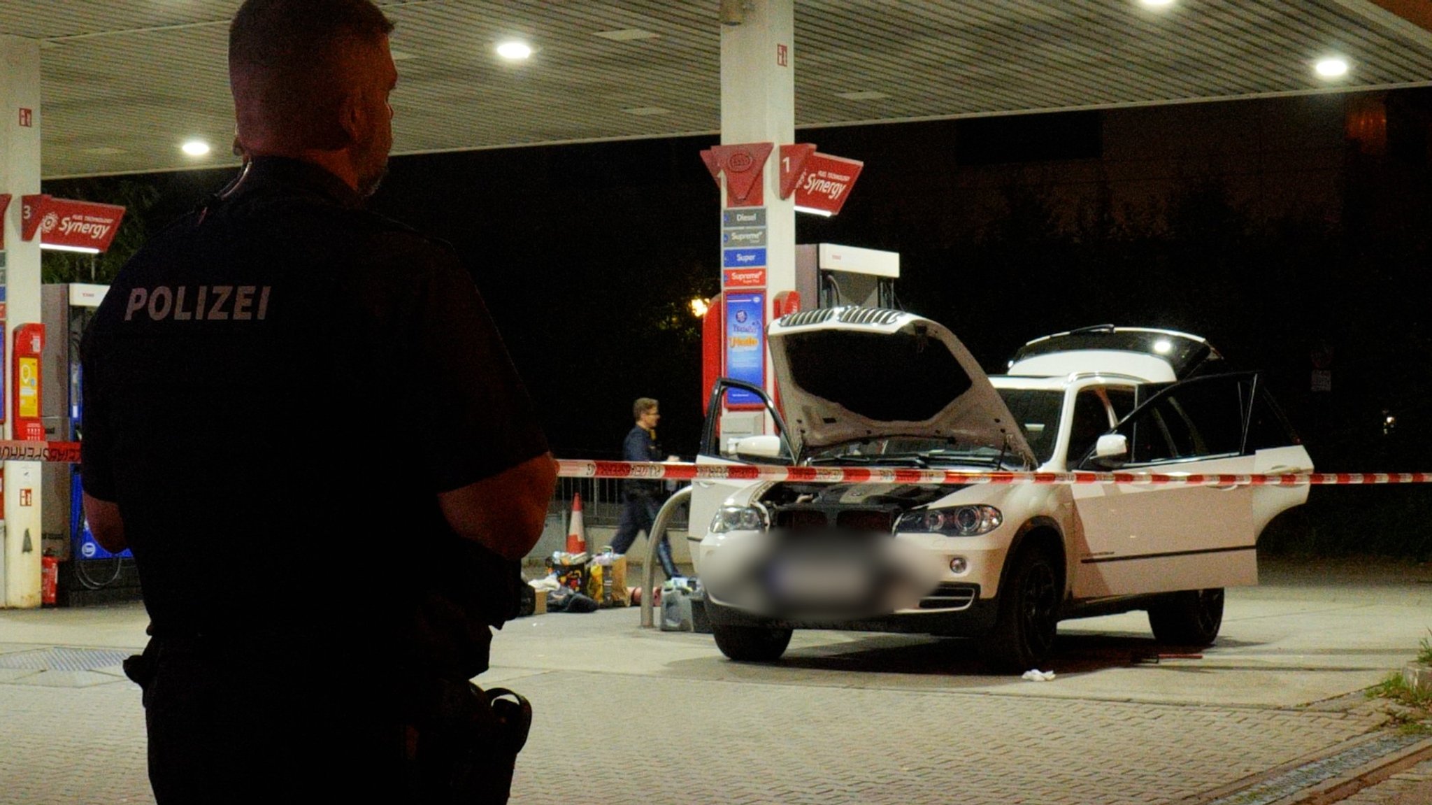 Nach einer Brandsatz-Attacke wurden zwei Personen an einer Tankstelle festgenommen.