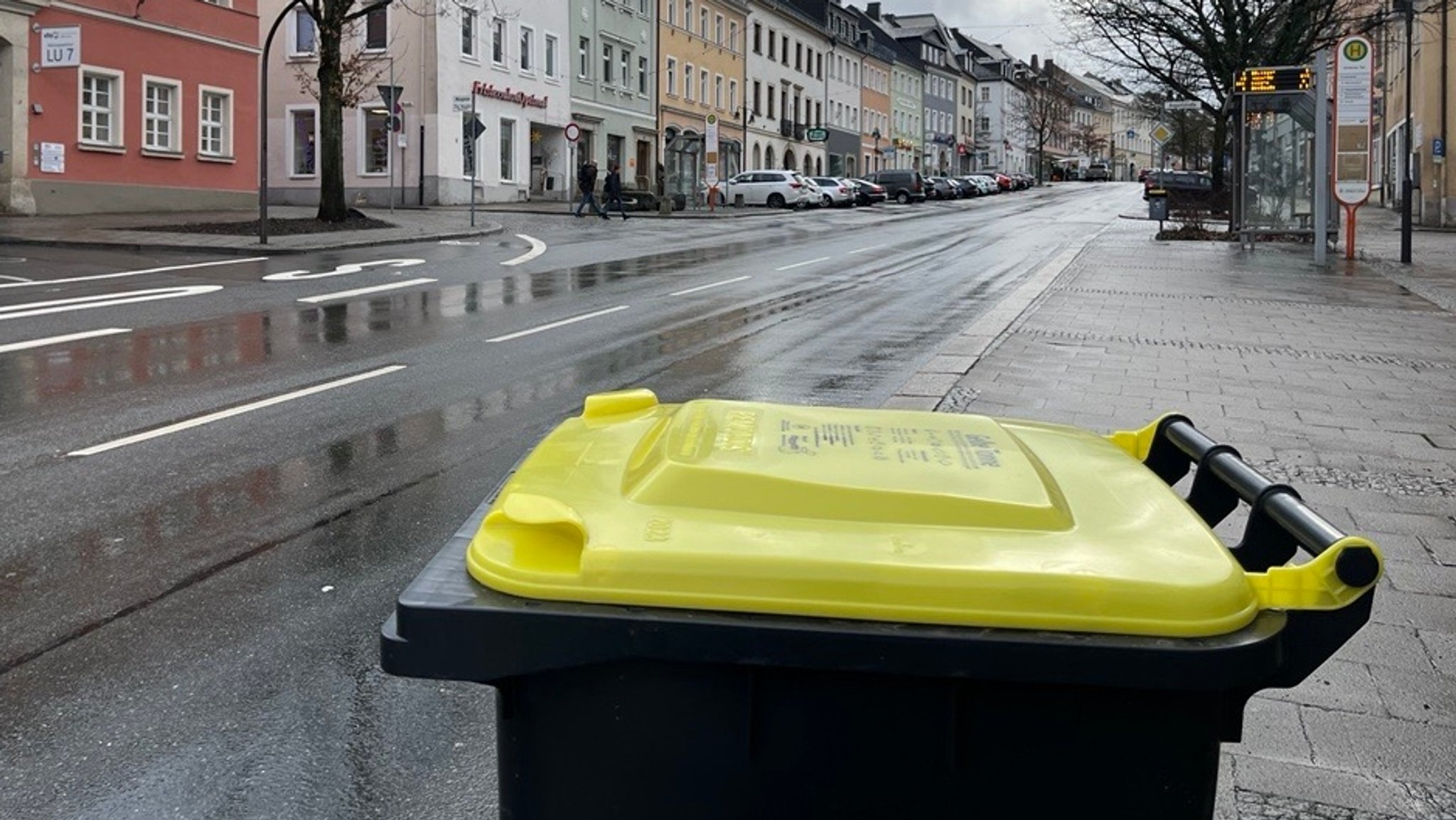 Eine gelbe Tonne steht in der Hofer Innenstadt. 