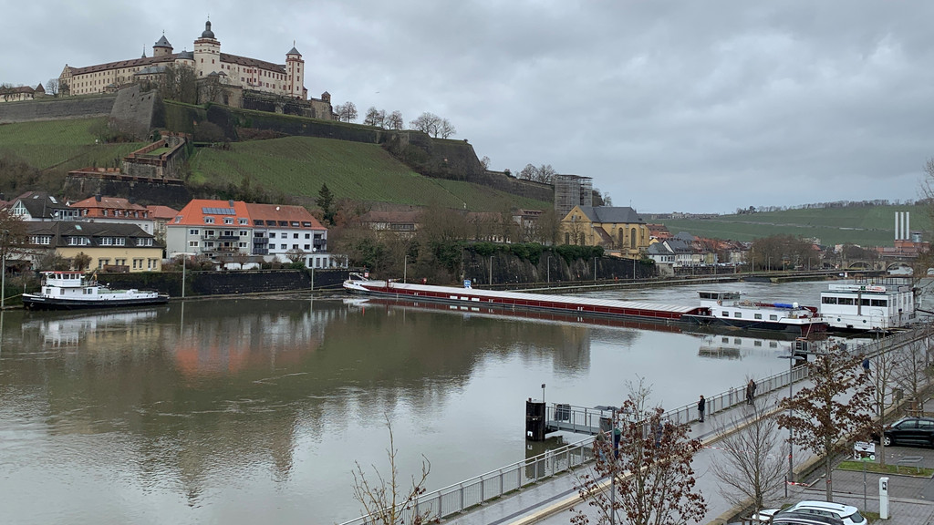 Ein Güterschiff blockiert den Main an der Würzburger Schleuse.