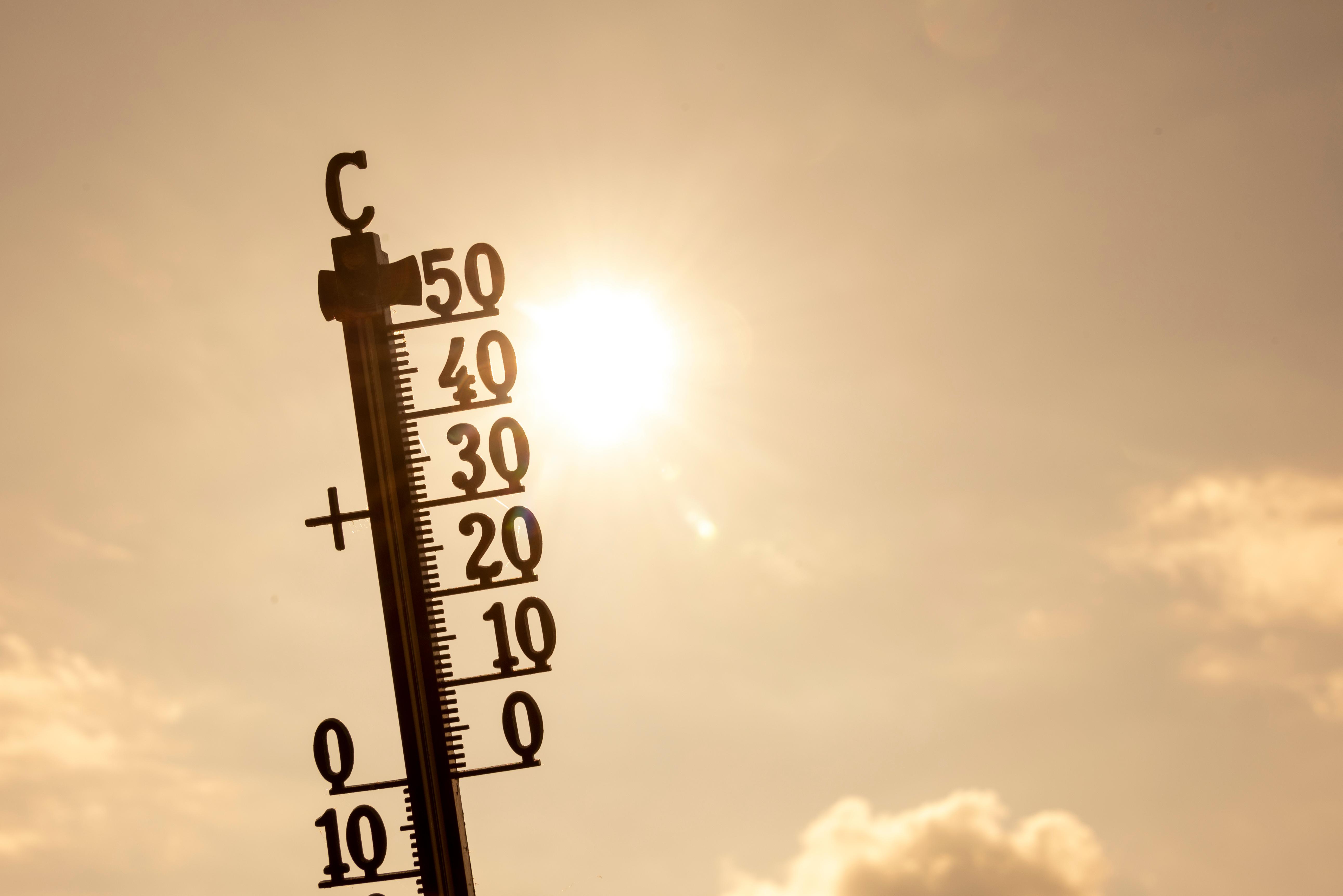 Ein Symbolbild für den Klimawandel: Ein Thermometer in der Sonne. Der Weltklimarat IPCC hat heute einen weiteren Teil seines sechsten Sachstandsberichts veröffentlicht. 
