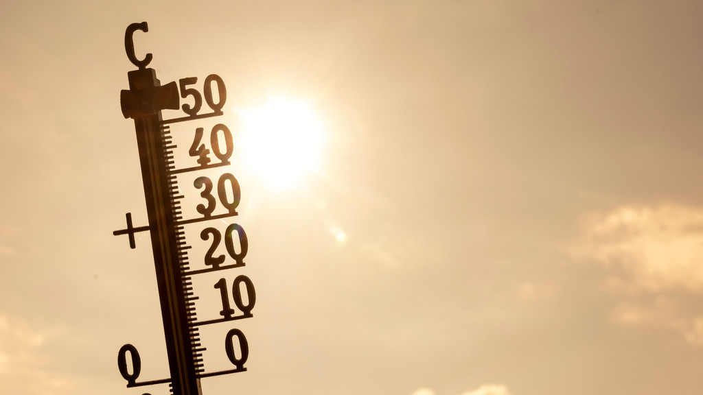 Ein Symbolbild für den Klimawandel: Ein Thermometer in der Sonne. Der Weltklimarat IPCC hat heute einen weiteren Teil seines sechsten Sachstandsberichts veröffentlicht. 