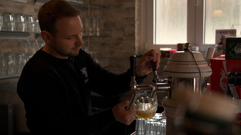 Immer mehr Wirtshäuser in Bayern schließen. Die Gründe: weniger Umsatz bei zugleich explodierenden Kosten und fehlendes Personal. Anders ist die Lage in München. Warum ist das so? | Bild: BR/Rüdiger Kronthaler Immer mehr Wirtshäuser in Bayern schließen. Die Gründe: weniger Umsatz bei zugleich explodierenden Kosten und fehlendes Personal. Anders ist die Lage in München. Warum ist das so?