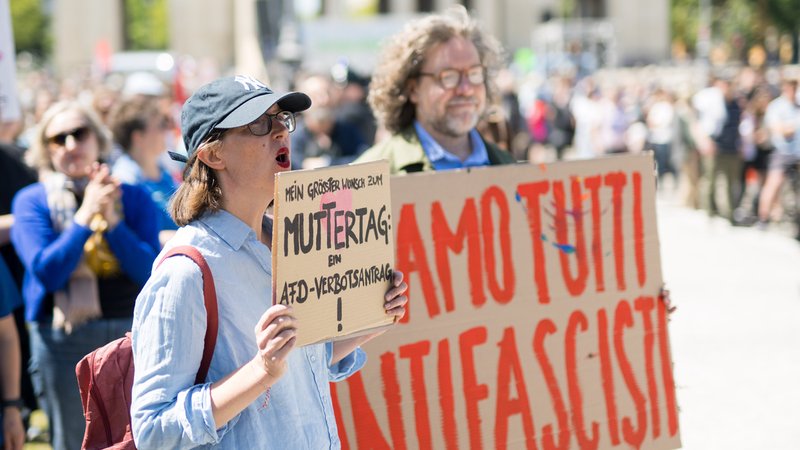 Tausende demonstrieren für AfD-Verbot in München | Bild: Tobias Hase/dpa Tausende demonstrieren für AfD-Verbot in München