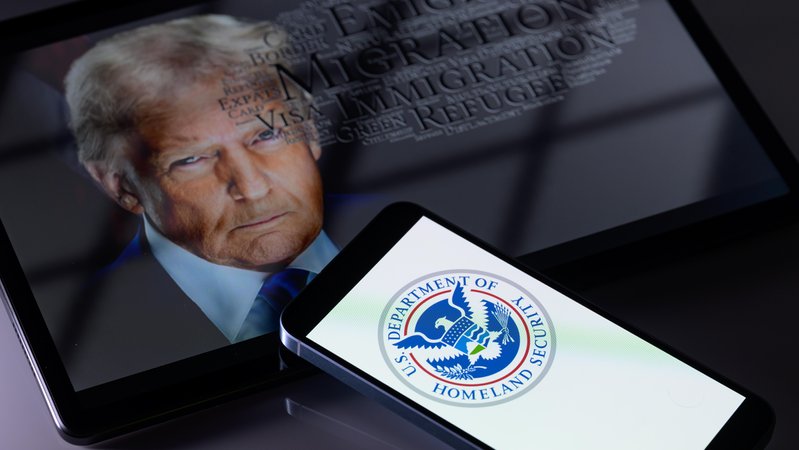 Grenzkontrolle USA: Wie sollte man Handy und Laptop vorbereiten? | Bild: picture alliance / Sipa USA | Jonathan Raa Grenzkontrolle USA: Wie sollte man Handy und Laptop vorbereiten?