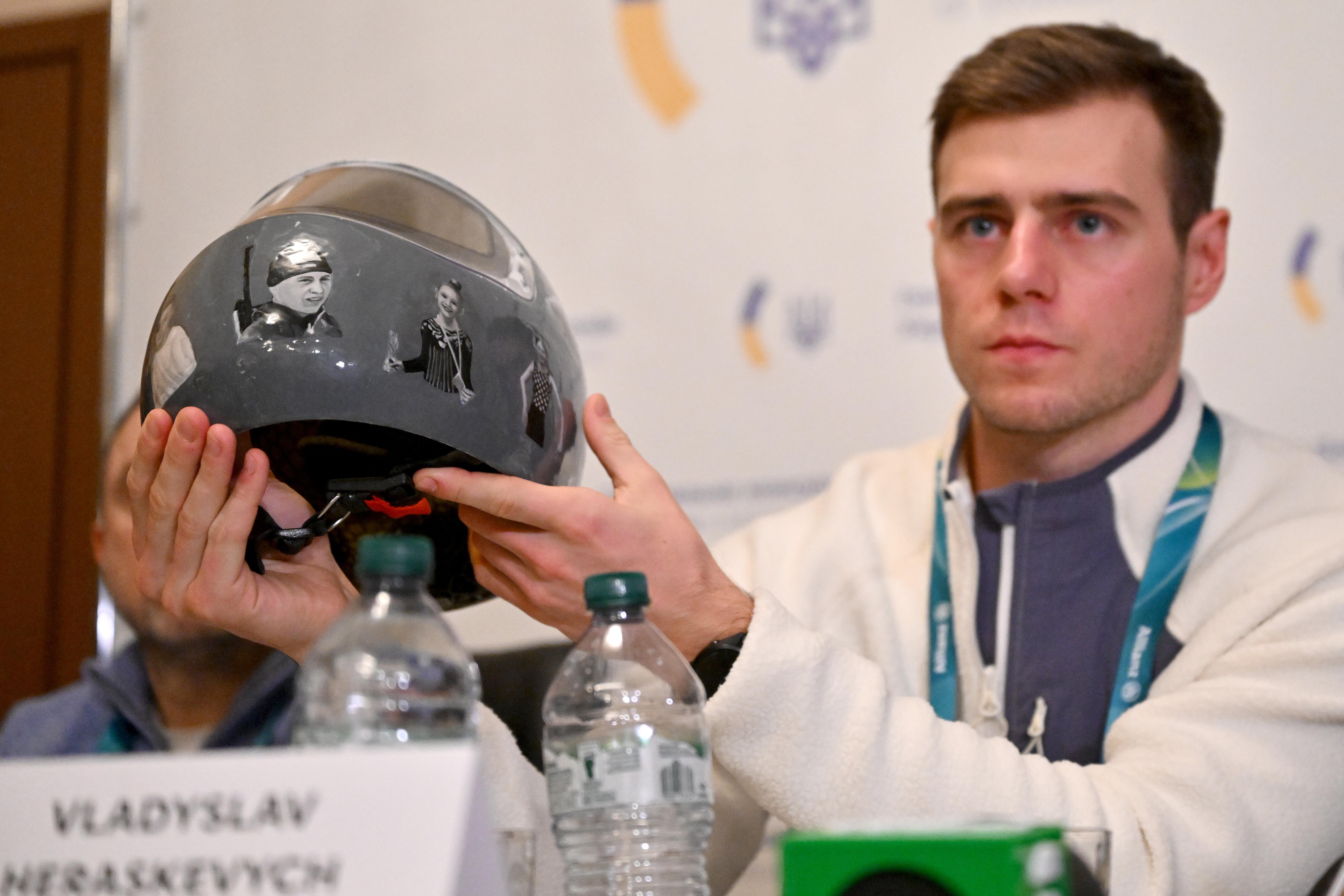 Skeletonpilot Wladyslaw Heraskewytsch mit seinem Helm | Bild:picture alliance/dpa | Peter Kneffel