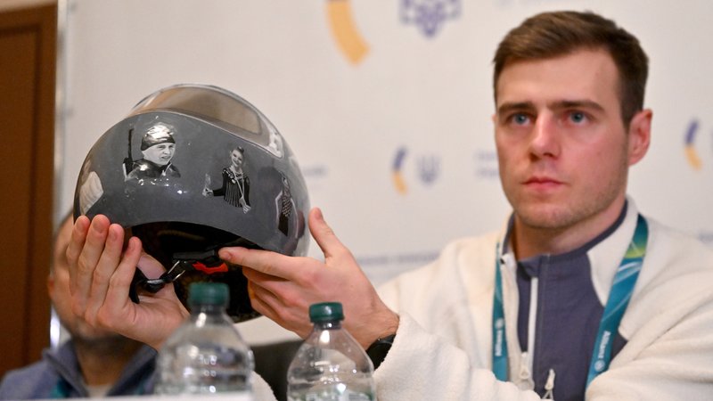 Skeletonpilot Wladyslaw Heraskewytsch mit seinem Helm | Bild: picture alliance/dpa | Peter Kneffel Skeletonpilot Wladyslaw Heraskewytsch mit seinem Helm