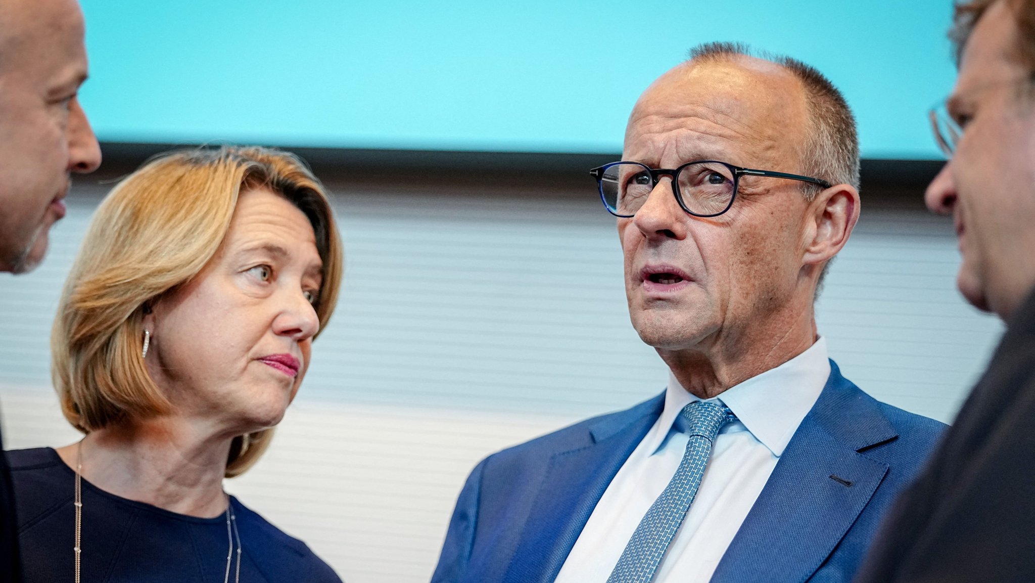 Bundeskanzler Friedrich Merz und Anja Weisgerber nehmen an der Sitzung ihrer Bundestagsfraktion teil. | Bild: dpa-Bildfunk/Kay Nietfeld Bundeskanzler Friedrich Merz und Anja Weisgerber nehmen an der Sitzung ihrer Bundestagsfraktion teil.