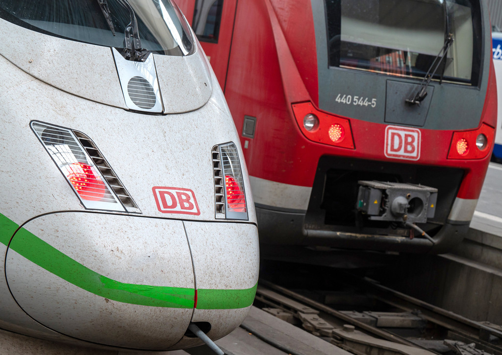 Ein ICE und ein Regionalzug stehen am Münchner Hauptbahnhof.