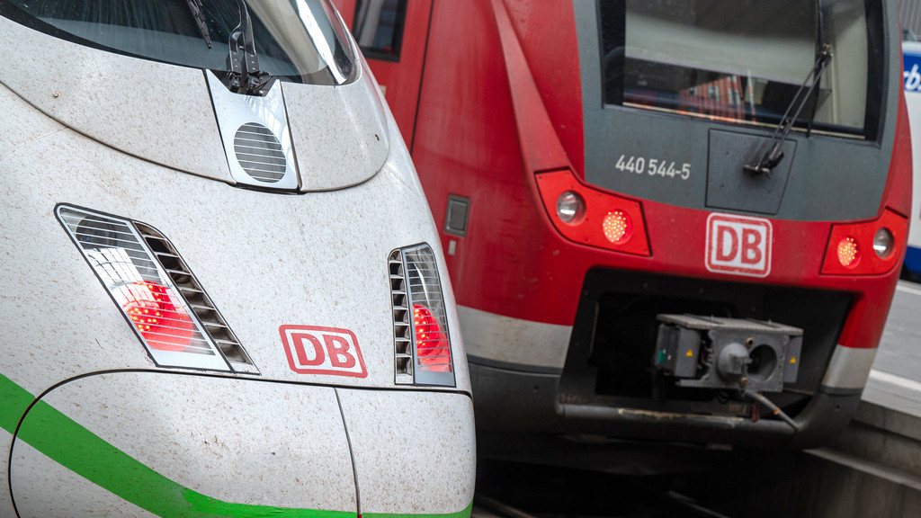 Ein ICE und ein Regionalzug stehen am Münchner Hauptbahnhof.
