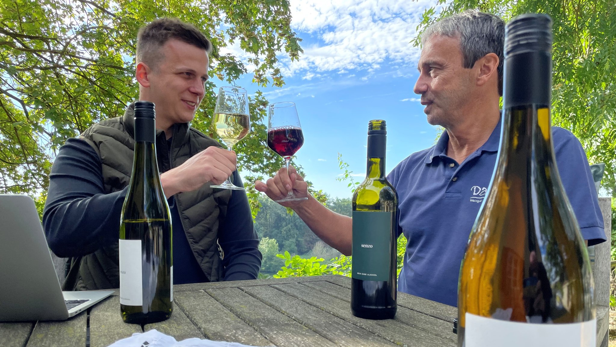 Luca Dahms und sein Vater Jürgen Dahms stoßen mit ihrem alkoholfreiem Wein an.