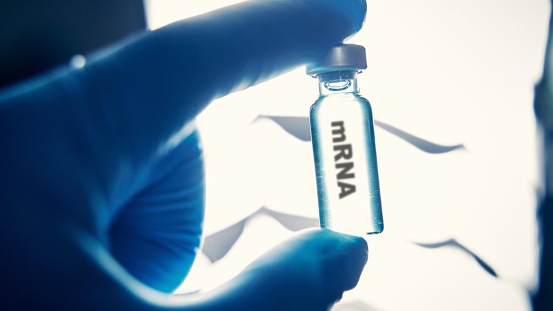 Impfampulle vor hellem Hintergrund; Biontech-Studie: mRNA-Impfung gegen Lungenkrebs | Bild: picture alliance / CHROMORANGE | Michael Bihlmayer Impfampulle vor hellem Hintergrund; Biontech-Studie: mRNA-Impfung gegen Lungenkrebs