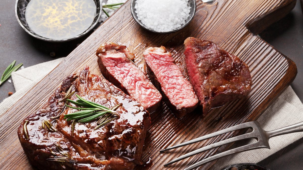 Gegrilltes Ribeye Steak - Bei einer Carnivore Diät sind nur tierische Produkte erlaubt.