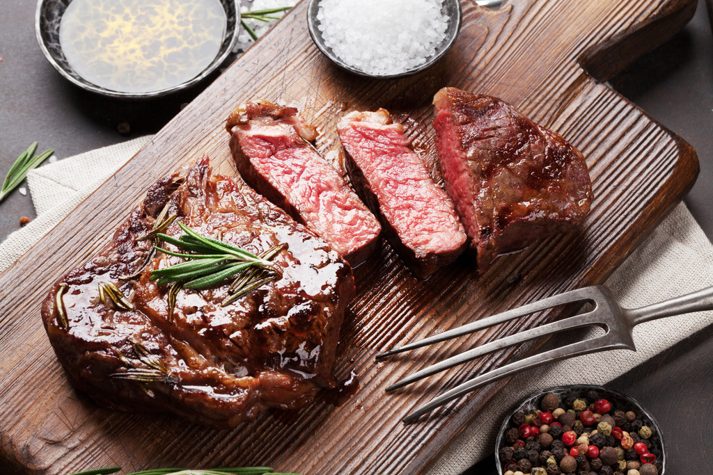 Gegrilltes Ribeye Steak - Bei einer Carnivore Diät sind nur tierische Produkte erlaubt.