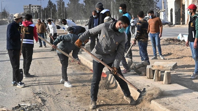 Freiwillige nehmen an einem Aufräumdienst in der ländlichen Region von Damaskus, Syrien, teil. | Bild: dpa-Bildfunk/Ammar Safarjalani Freiwillige nehmen an einem Aufräumdienst in der ländlichen Region von Damaskus, Syrien, teil.