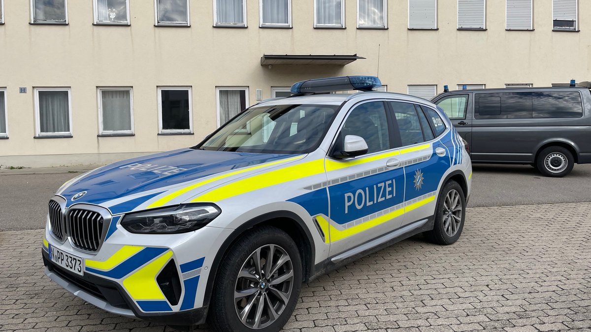 Ein Polizeiauto vor einem Mehrfamilienhaus in Treuchtlingen.