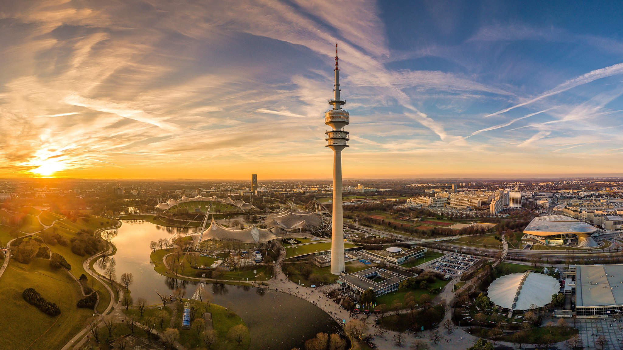 Der Olympiapark im Sonnenuntergang mit dem Fernsehturm im Vordergrund.