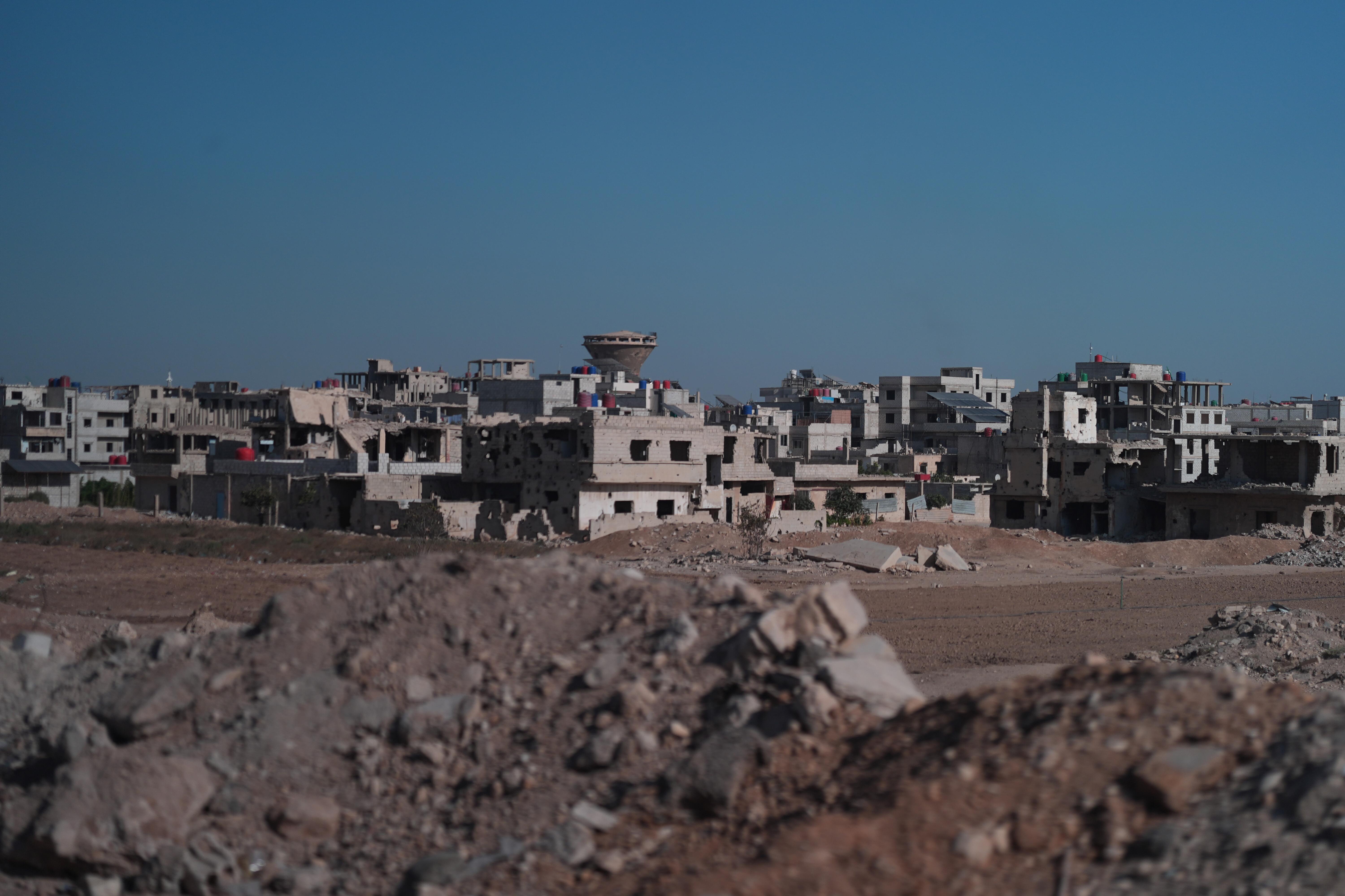 Während des Bürgerkriegs zerbombte Häuser sind auf der Fahrt von Außenminister Wadephul zu einem humanitären Projekt in Harasta zu sehen.