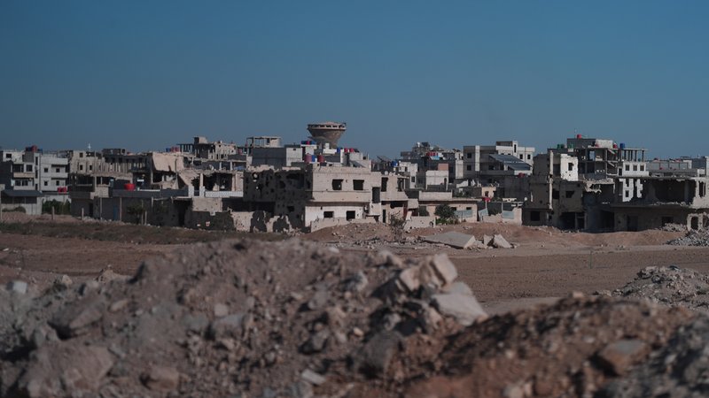 Während des Bürgerkriegs zerbombte Häuser sind auf der Fahrt von Außenminister Wadephul zu einem humanitären Projekt in Harasta zu sehen. | Bild: picture alliance/dpa | Marcus Brandt Während des Bürgerkriegs zerbombte Häuser sind auf der Fahrt von Außenminister Wadephul zu einem humanitären Projekt in Harasta zu sehen.