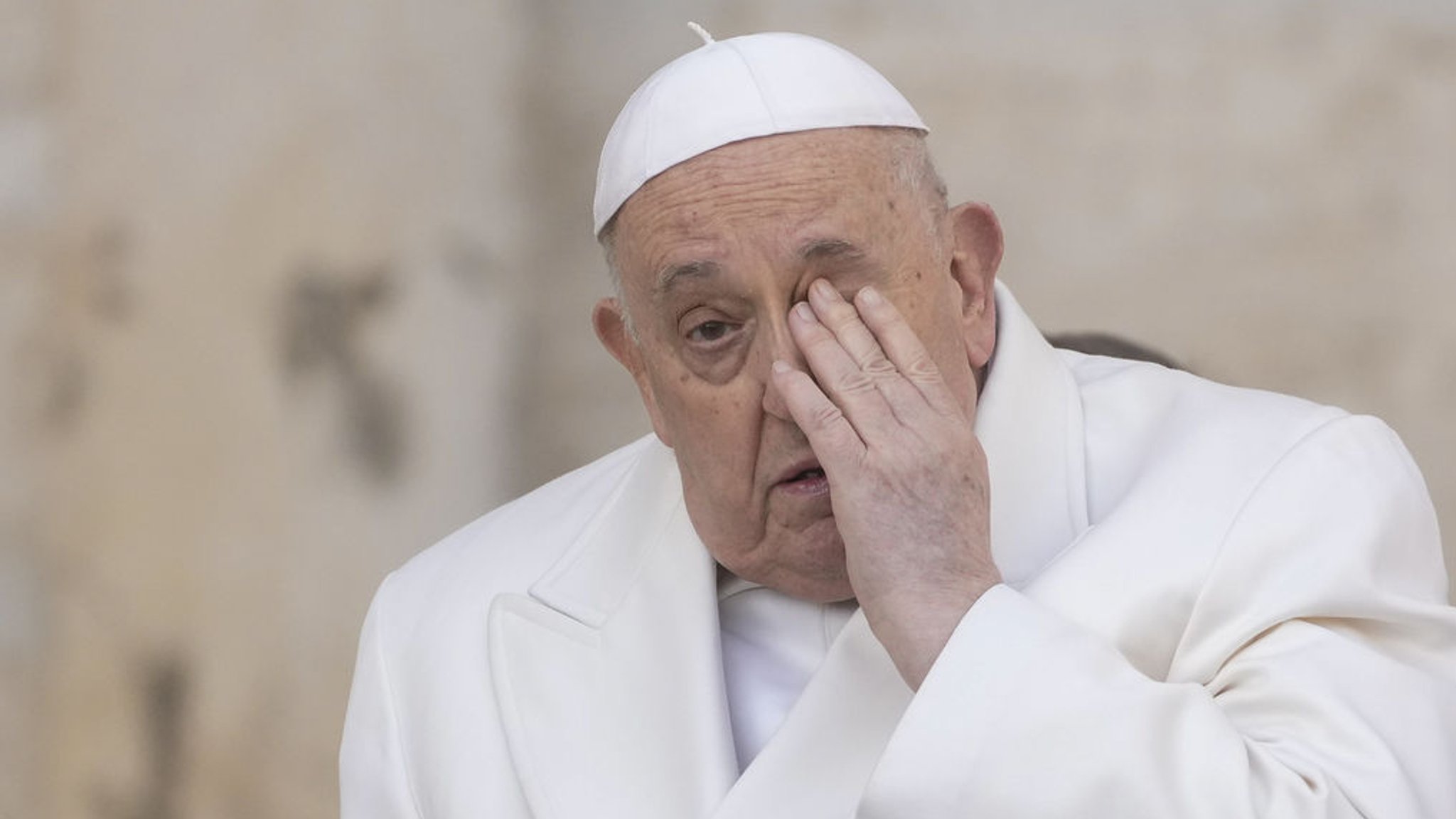 06.03.2024, Vatikan, Vatikanstadt: Papst Franziskus kommt zu seiner wöchentlichen Generalaudienz auf dem Petersplatz. Foto: Gregorio Borgia/AP/dpa +++ dpa-Bildfunk +++