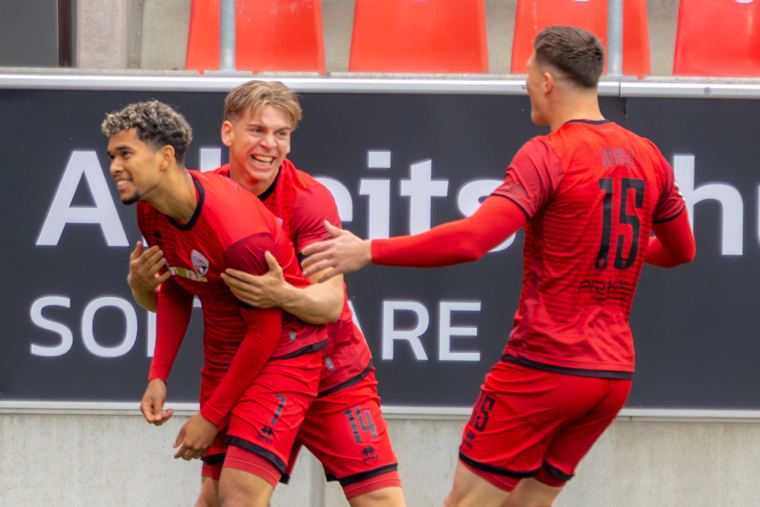 Tore zum Abschied: Yann Sturm (l.) | Bild:picture-alliance/dpa