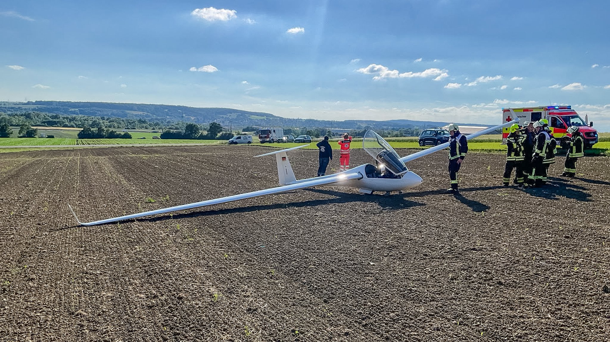 Segelflugzeug in einem Feld. | Bild: NEWS5 Segelflugzeug in einem Feld.