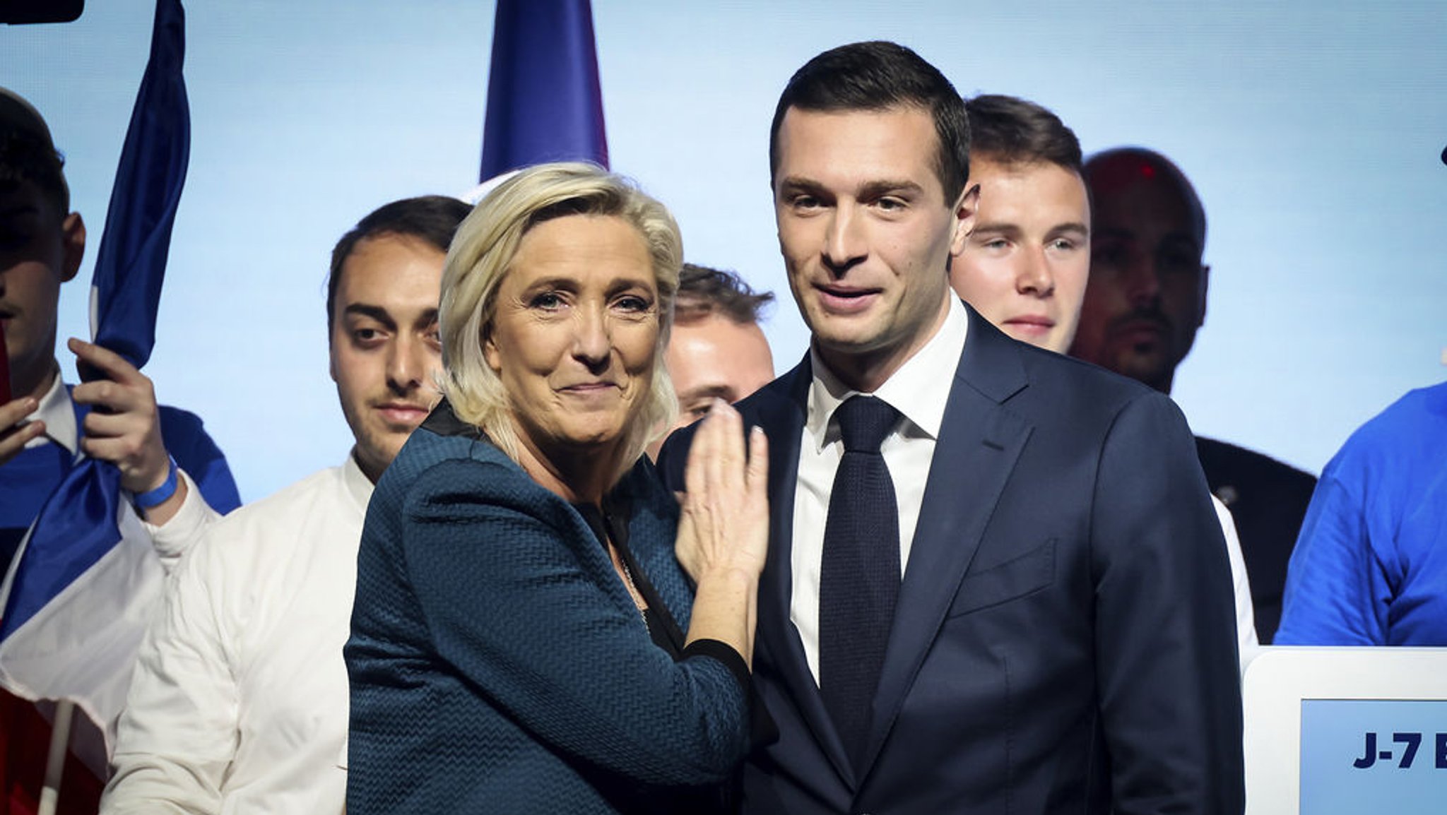 ARCHIV - 02.06.2024, Frankreich, Paris: Die Vorsitzende des französischen rechtsnationalen Rassemblement National (RN), Marine Le Pen (l), und Parteichef Jordan Bardella, stehen während einer Wahlkampfveranstaltung zusammen. Bei der entscheidenden Runde der Parlamentswahl in Frankreich an diesem Sonntag geht es darum, ob das RN mit starker oder absoluter Mehrheit die Regierung übernimmt, oder die übrigen Parteien ein Aufrücken der Rechten blockieren können. (zu dpa: «Kommen Le Pens Rechtsnationale an die Macht?») Foto: Thomas Padilla/AP/dpa +++ dpa-Bildfunk +++