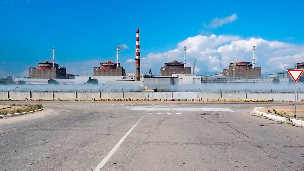 Russland hat zugesichert, dass internationale Atomexperten Zugang zum besetzten ukrainischen Atomkraftwerk Saporischschja bekommen.