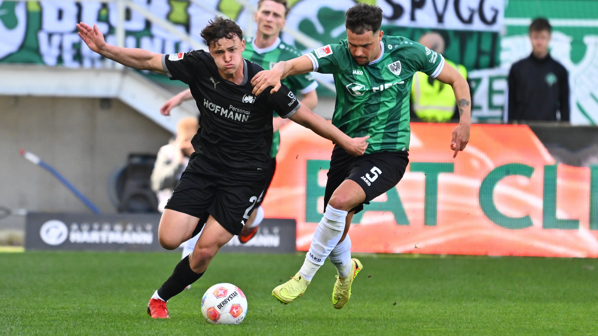  Lukas Reich (Fürth) im Zweikampf mit Yassine Bouchama (Münster)